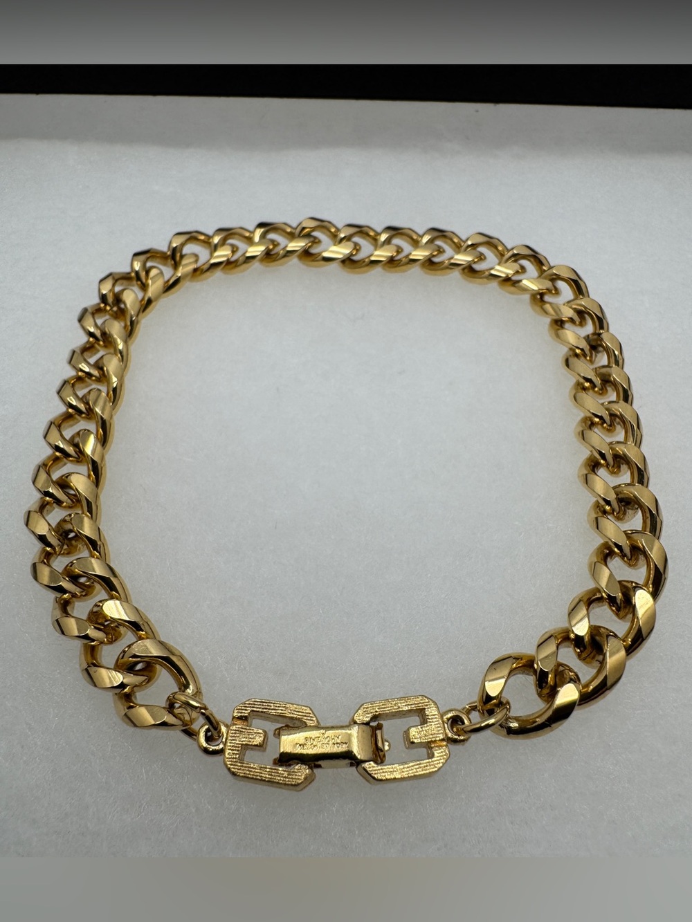 Givenchy Gold-Tone Curb Bracelet with Signature Link Clasp Size: 8.5 Unisex - Picture 5 of 14